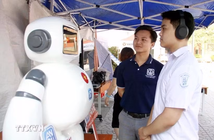 Trải nghiệm robot Anbi tại Ngày hội 'Thanh niên Bắc Giang-Đổi mới sáng tạo thời đại số.' (Ảnh: Đồng Thúy/TTXVN)