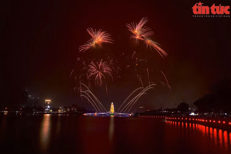 Pháo hoa rực rỡ thắp sáng bầu trời thành phố Việt Trì trong đêm Giỗ Tổ Hùng Vương 2025.