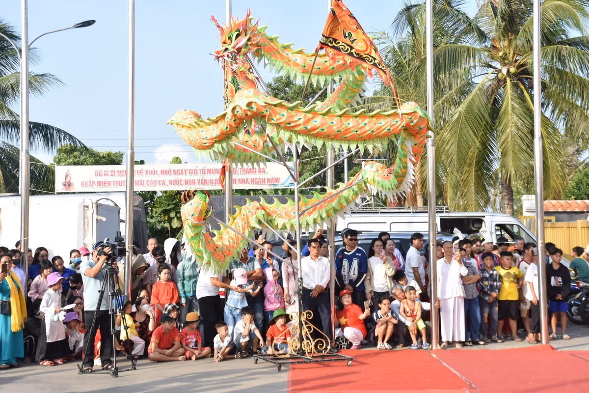 Đông đảo người dân, có cả trẻ nhỏ tề tựu về Đền thờ Vua Hùng tại Cà Mau để thành kính tưởng nhớ, tri ân công ơn trời biển của các vị Vua Hùng.