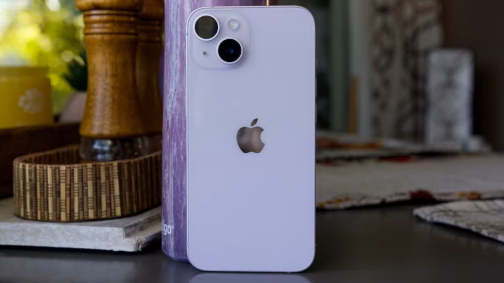 iPhone 14 base là chiếc điện thoại iPhone có kích thước nhỏ 6.1 inch