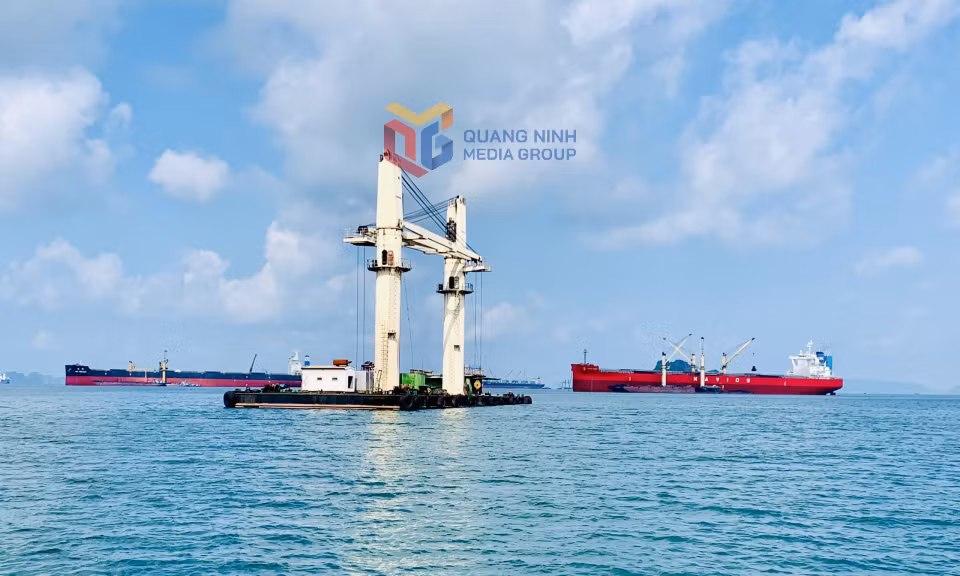Bốc xếp hàng hóa tại Khu vực cảng Con Ong - Hòn Nét (TP Cẩm Phả). Ảnh: Mạnh Trường
