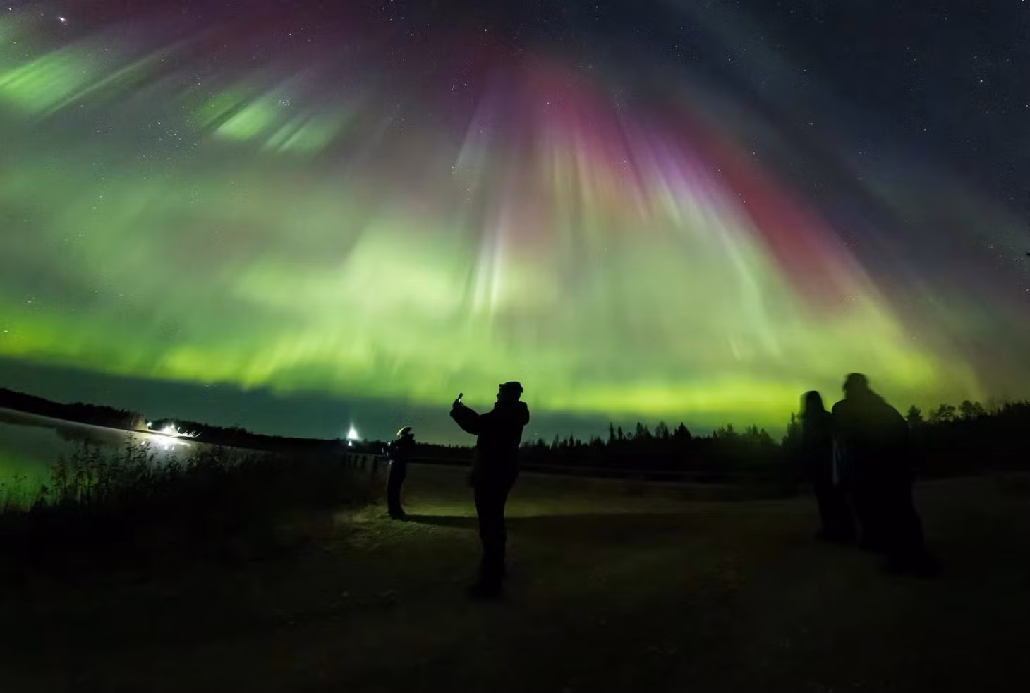 Bầu trời Sodankyla, Lapland, Phần Lan ngày 8/10/2024 xuất hiện cực quang thu hút du khách chụp ảnh check-in. Ảnh: All About Lapland/Reuters.