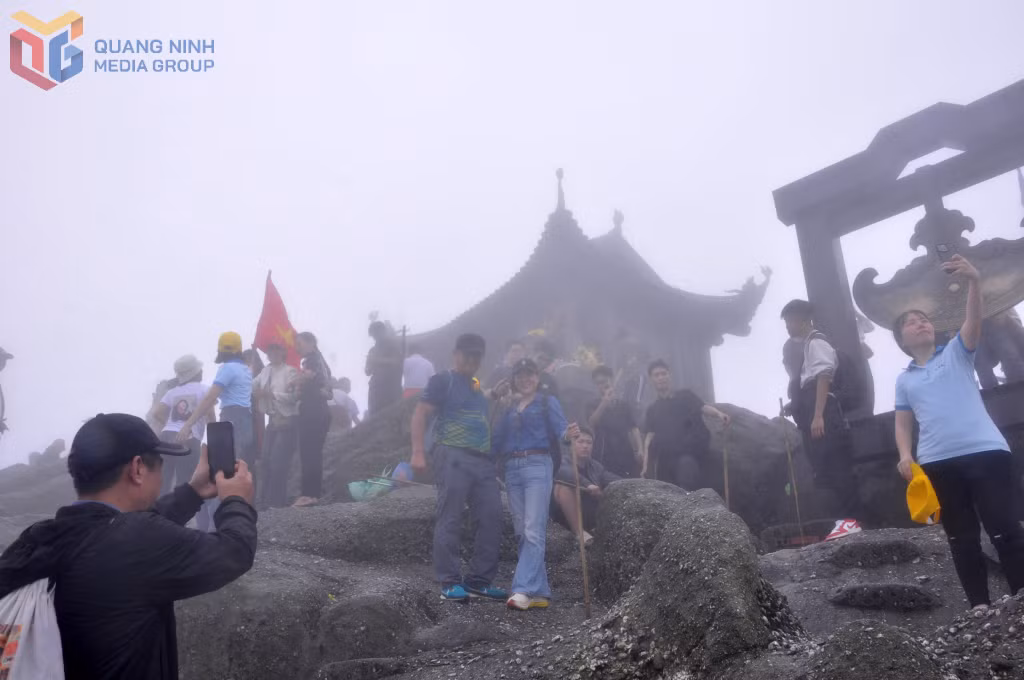 Đỉnh chùa Đồng Yên Tử mờ ảo trong làn sương trắng đục. Chặng leo dài đòi hỏi quyết tâm và thể lực tốt nên du khách thường phấn khích check in khi lên tới đây
