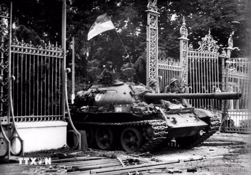 11h30 phút ngày 30/4/1975, xe tăng quân Giải phóng băng qua cánh cổng sắt, đánh chiếm Phủ Tổng thống ngụy Sài Gòn, sào huyệt cuối cùng của quân địch, kết thúc oanh liệt cuộc trường chinh 30 năm chống ngoại xâm của dân tộc. (Ảnh: Mai Hưởng/TTXVN)