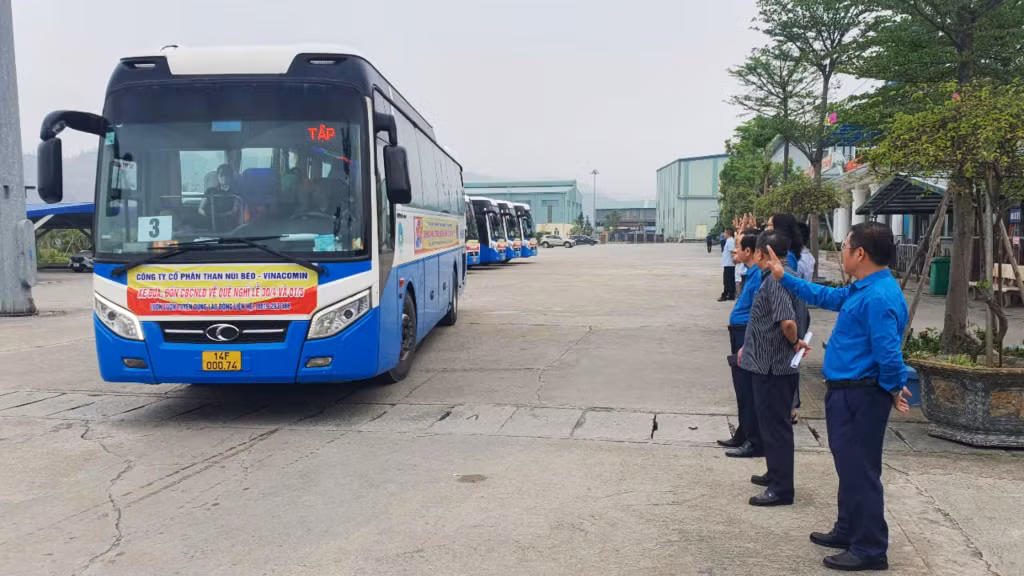 Lãnh đạo Công ty CP Than Núi Béo vẫy chào và gửi lời chúc tới công nhân một Kỳ nghỉ Lễ 30/4 - 1/5 đầy ý nghĩa và nhanh chóng quay trở lại làm việc sau Kỳ nghỉ. 