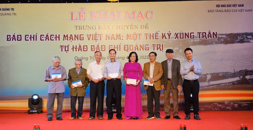 Đồng chí Đỗ Ngọc Hà, Phó Chủ tịch thường trực Hội Nhà báo tỉnh Quảng Ninh tặng quà cho nhân nhân gia đình liệt sỹ Nguyễn Chưởng, tại phường Đông Lễ, TP Đông Hà.