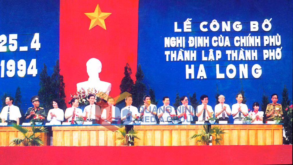 Lễ công bố thành lập TP Hạ Long năm 1994. Ảnh: Đỗ Khánh