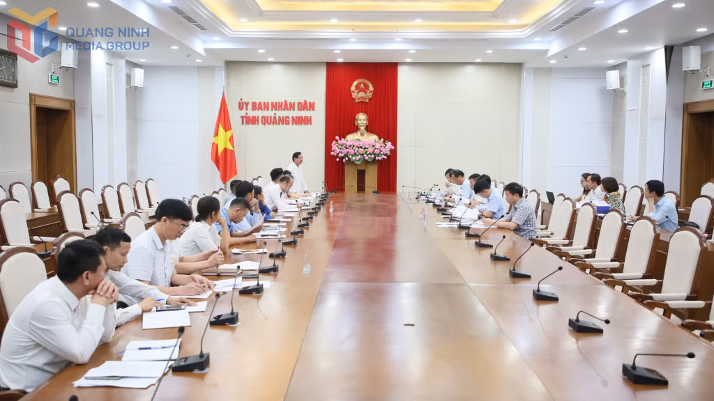 Quang cảnh buổi đối thoại giải quyết khiếu nại giữa UBND tỉnh và các hộ dân xã An Sinh (TP Đông Triều)