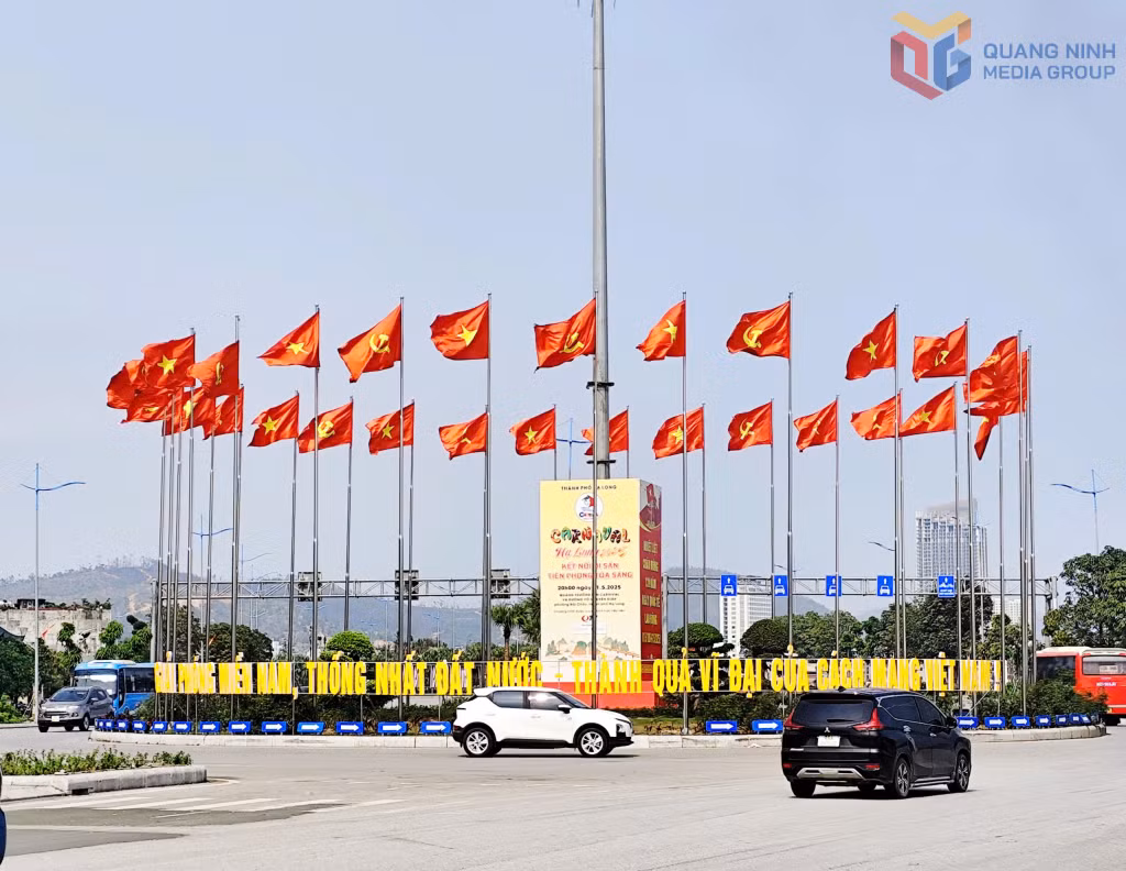 Khắp các tuyến đường tại TP Hạ Long đều được trang hoàng cờ hoa rực rỡ cùng khẩu hiệu cổ động chào mừng ngày hội lớn.