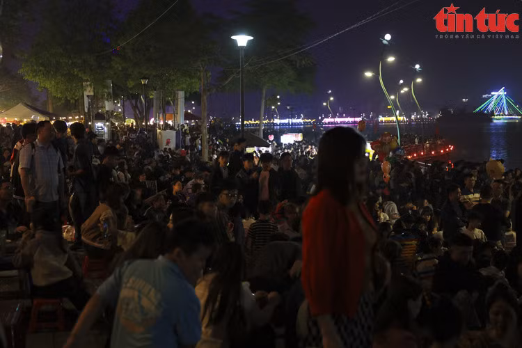 Người dân đứng kín các tuyến đường xung quanh khu vực bắn pháo hoa để theo dõi sự kiện.