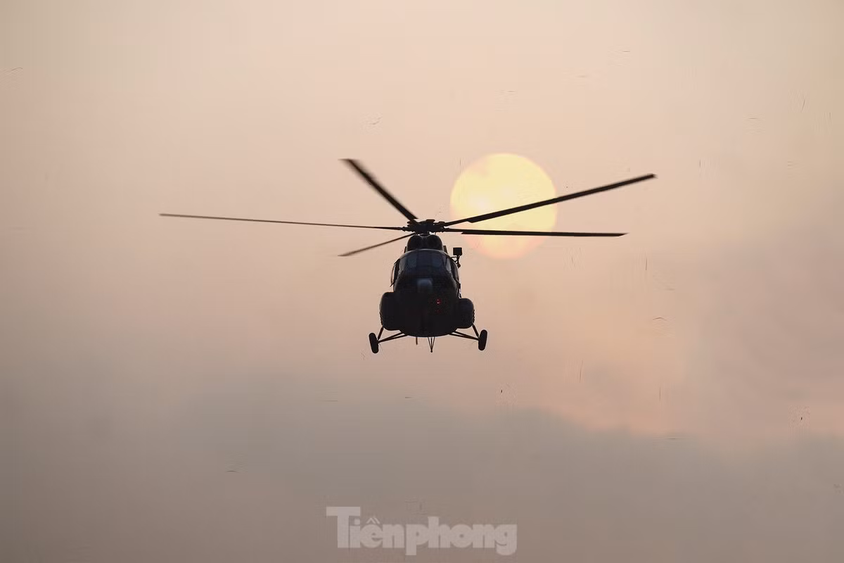 Quân chủng Phòng không - Không quân cho biết 5 trực thăng gồm Mi-8 và Mi-17 thuộc Trung đoàn không quân 916, Sư đoàn 371 từ căn cứ tại Hòa Lạc (Hà Nội) đã có mặt tại sân bay Biên Hòa để huấn luyện bay phục vụ lễ diễu binh.