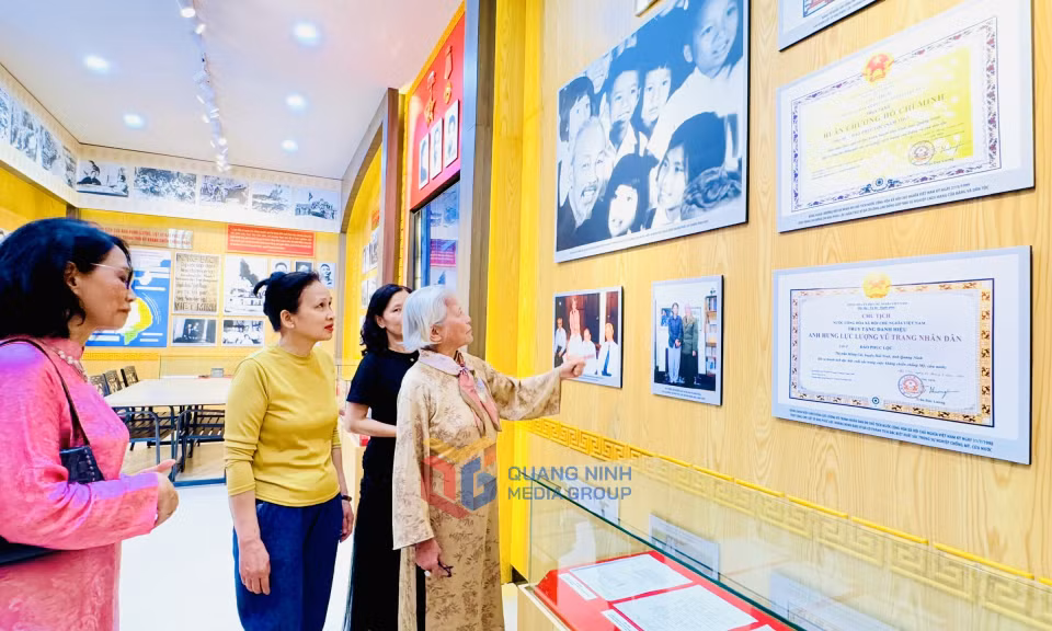 Rất đông cán bộ, đảng viên và nhân dân đến tham quan Nhà tưởng niệm Anh hùng LLVT Nhân dân Liệt sĩ Đào Phúc Lộc.