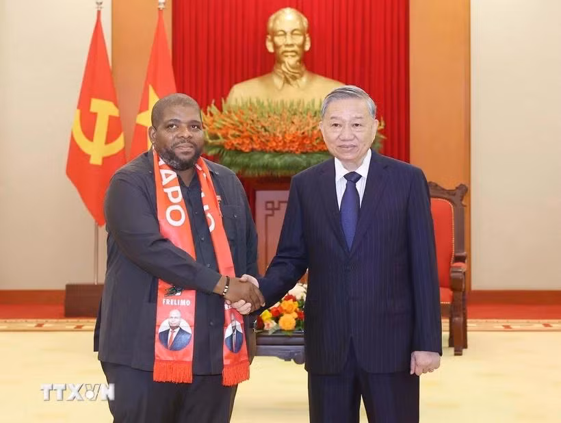 Tổng Bí thư Tô Lâm tiếp Tổng Thư ký Đảng Mặt trận giải phóng Mozambique (FRELIMO) Chakil Felizardo Aboobacar. (Ảnh: Thống Nhất/TTXVN)