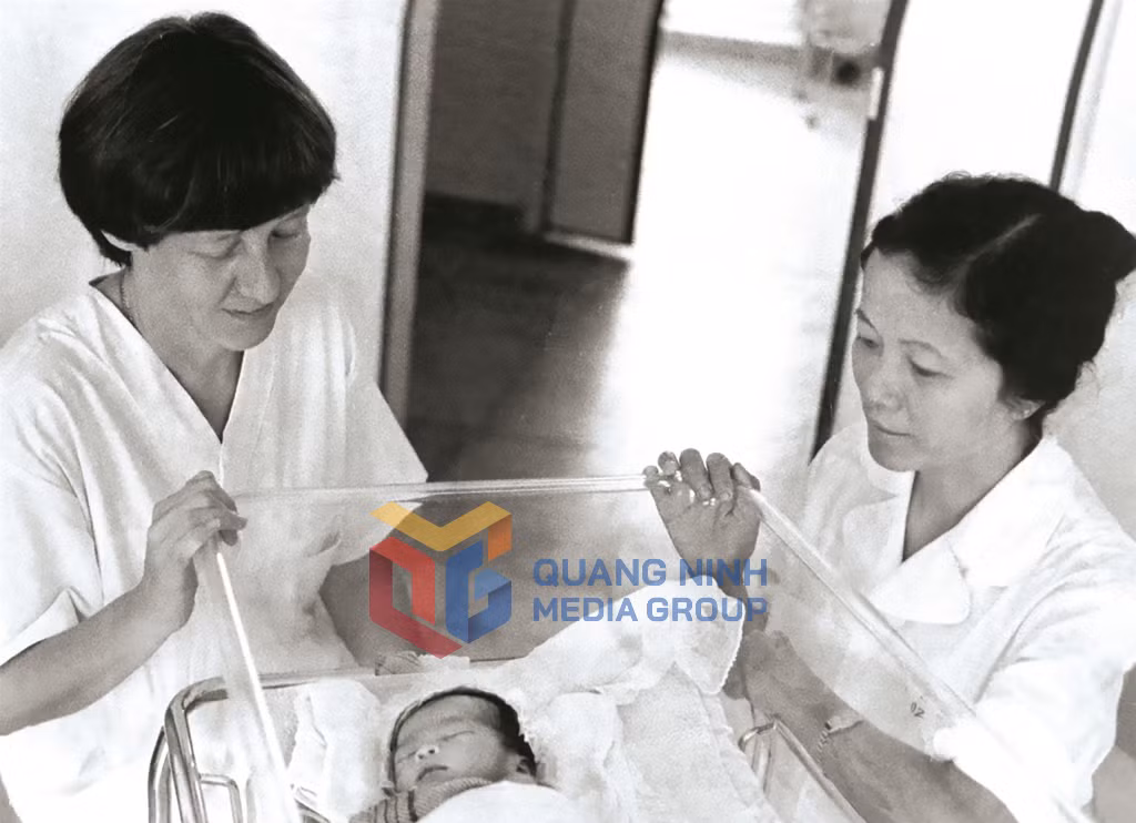 Chuyên gia Thụy Điển và bác sĩ Trưởng khoa Sản, Bệnh viện Việt Nam - Thuỵ Điển Uông Bí trao đổi chuyên môn chăm sóc trẻ sơ sinh, năm 1976. Ảnh: Tư liệu