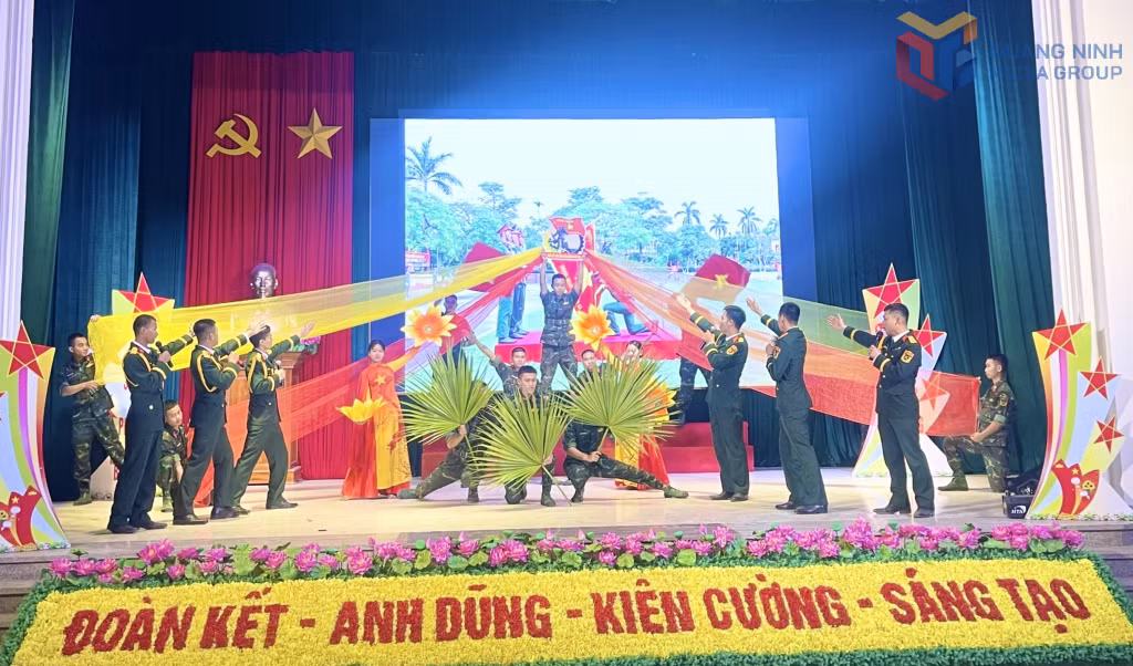 Tiết mục văn nghệ “Hành khúc Trung đoàn 43 anh hùng” thể hiện sự kế thừa và phát truyền thống “Bộ đội cụ Hồ” của tuổi trẻ Trung đoàn 43 hôm nay.
