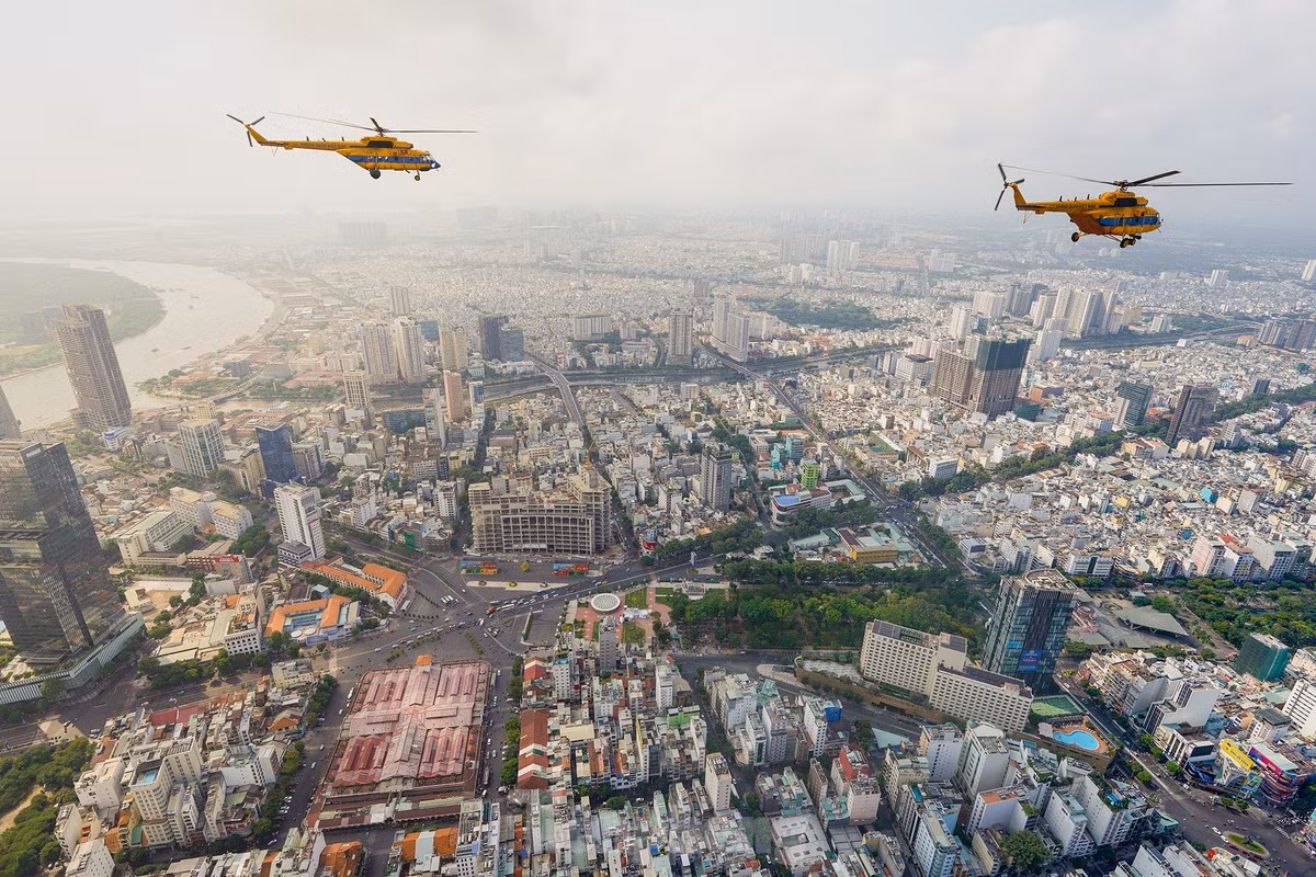 Phi đội bay qua khu vực chợ Bến Thành