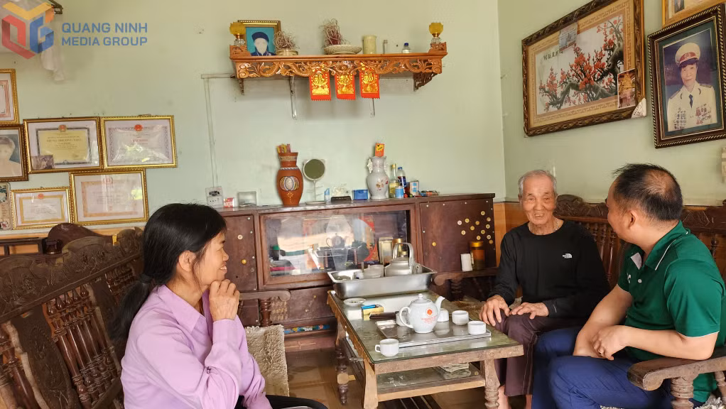 Cán bộ xã Điền Xá nắm tình hình đời sống trong nhân dân. 