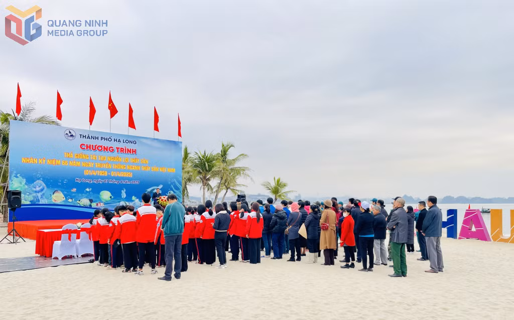 Đông đảo đại biểu, nhân dân và các em học sinh tham gia lễ thả cá giống tại bãi tắm Khu du lịch Tuần Châu.