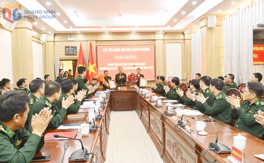 Thiếu tướng Hoàng Hữu Chiến, Phó tư lệnh, Tham mưu trưởng BĐBP trao thưởng của Bộ tư lệnh BĐBP cho 2 tập thể có thành tích xuất sắc.