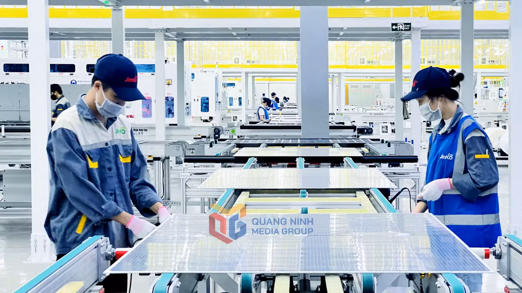 Sản xuất tại Công ty TNHH Công nghiệp Jinko- Sola Việt Nam (Khu Công nghiệp Sông Khoai, TX Quảng Yên). Ảnh: Thanh Hằng