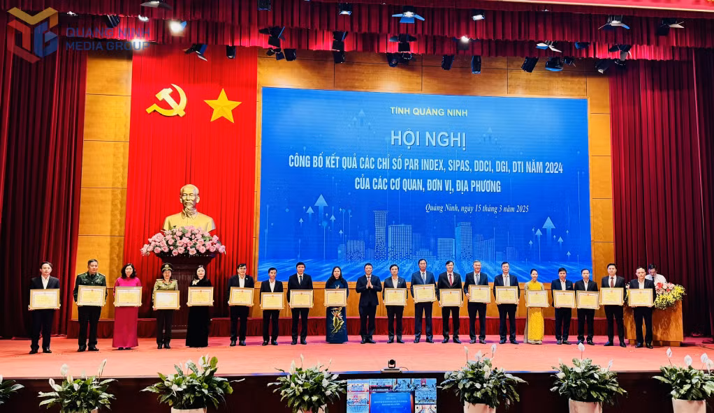 Đồng chí Nghiêm Xuân Cường, Phó Chủ tịch UBND tỉnh, trao Bằng khen của UBND tỉnh cho tập thể có thành tích xuất sắc trong nâng cao Chỉ số PAR INDEX, SIPAS, DDCI, DGT, DTI năm 2024.