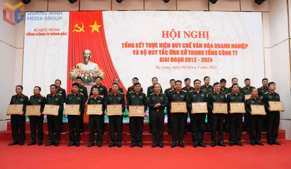 Tổng Công ty Đông Bặc tặng Bằng khen cho 14 tập thể và 14 cá nhân đã có thành tích xuất sắc trong thực hiện Quy chế Văn hóa doanh nghiệp và Bộ Quy tắc ứng xử giai đoạn 2012 - 2024.