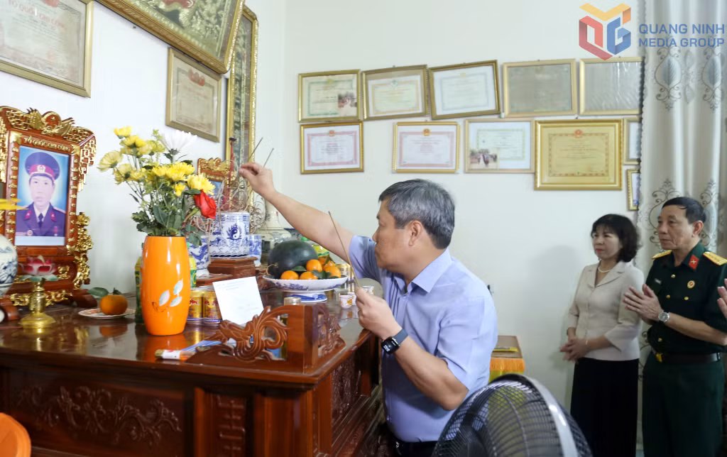 Đồng chí Vũ Đại Thắng, Ủy viên Trung ương Đảng, Bí thư Tỉnh ủy, Trưởng Đoàn ĐBQH tỉnh thắp hương cho 2 liệt sĩ là con của Mẹ VNAH Phạm Thị Chuyên.