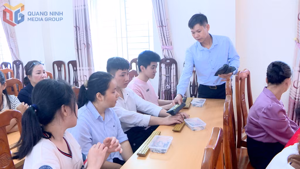Các em được phát gậy chỉ đường và bảng chữ nổi phục vụ cho việc học tập.