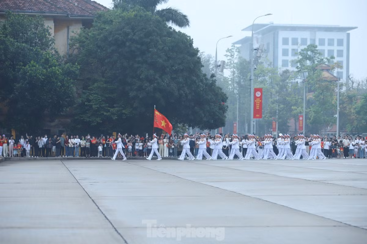 Đội hình tiêu binh danh dự gồm 34 tiêu binh tượng trưng cho 34 chiến sĩ đầu tiên của Đội Việt Nam tuyên truyền giải phóng quân, tiền thân của Quân đội Nhân dân Việt Nam.