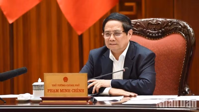 Thủ tướng Phạm Minh Chính chủ trì cuộc họp của Thường trực Chính phủ với các bộ, ngành về ứng phó với chính sách thuế quan mới của Hoa Kỳ. (Ảnh: TRẦN HẢI).