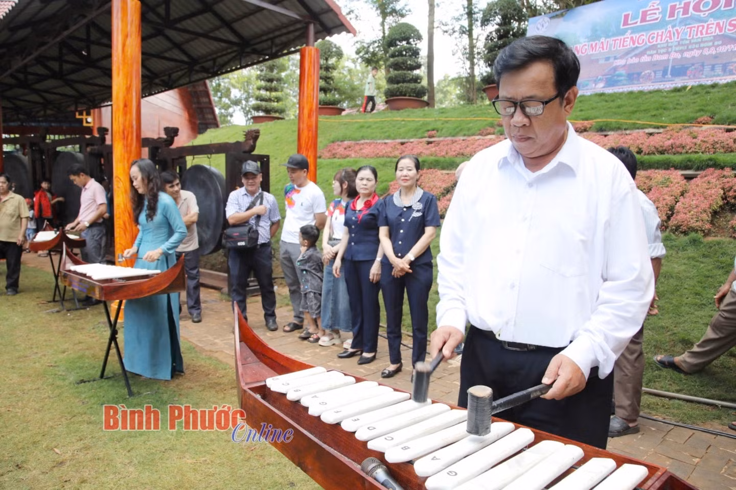Các nghệ nhân biểu diễn đàn đá tại Khu bảo tồn văn hóa dân tộc S’tiêng sóc Bom Bo, huyện Bù Đăng - Ảnh: Trương Hiện