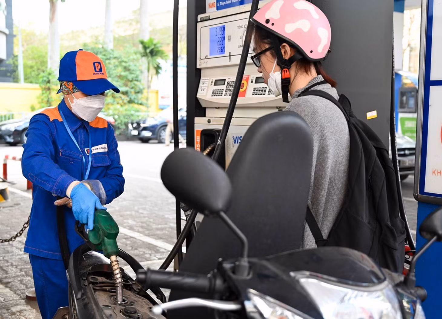 Giá xăng ngày mai có thể giảm mạnh. Ảnh: Nguyễn Huế