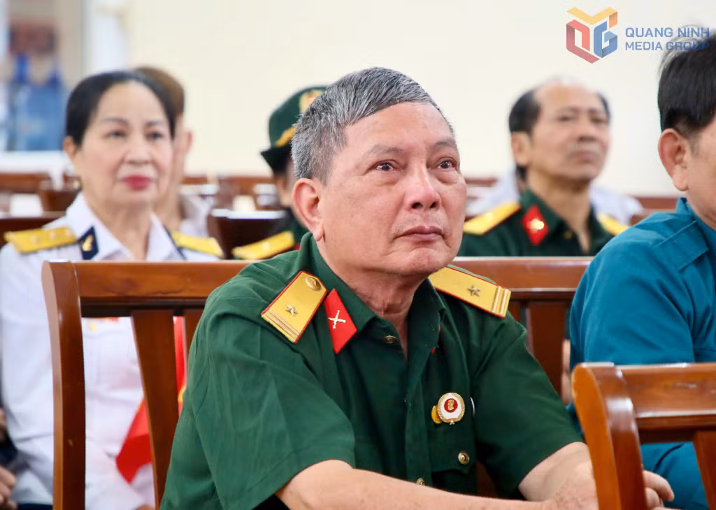 Bác Trần Xuân Nhứ, CCB từng tham gia nhiều trận đánh ác liệt ở chiến trường miền Nam và ở nước bạn Lào, khóe mắt ngấn lệ, rưng rưng xúc động khi bài hát 