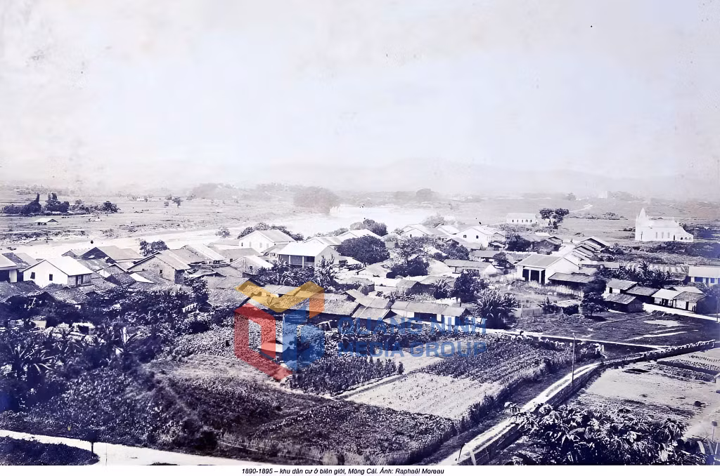1890-1895_Toàn cảnh thị trấn Móng Cái xưa. Ảnh của Raphaël Moreau