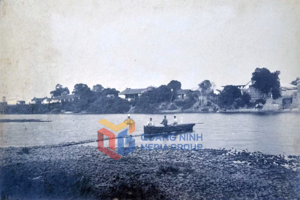 1890-1895_Trên sông Ka Long. Ảnh của Raphaël Moreau
