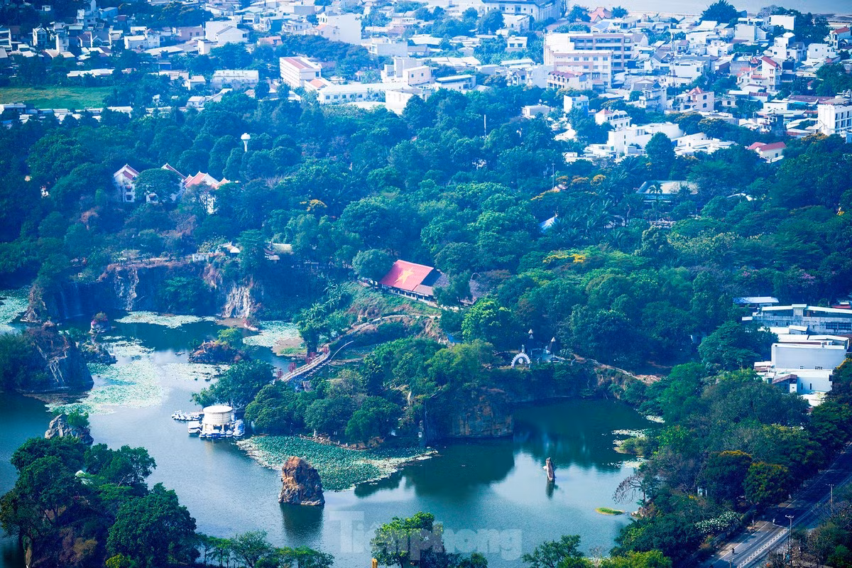 Khu du lịch Bửu Long (TP. Biên Hoà, Đồng Nai) nổi bật với lá cờ Tổ quốc trên nóc nhà khu văn phòng.