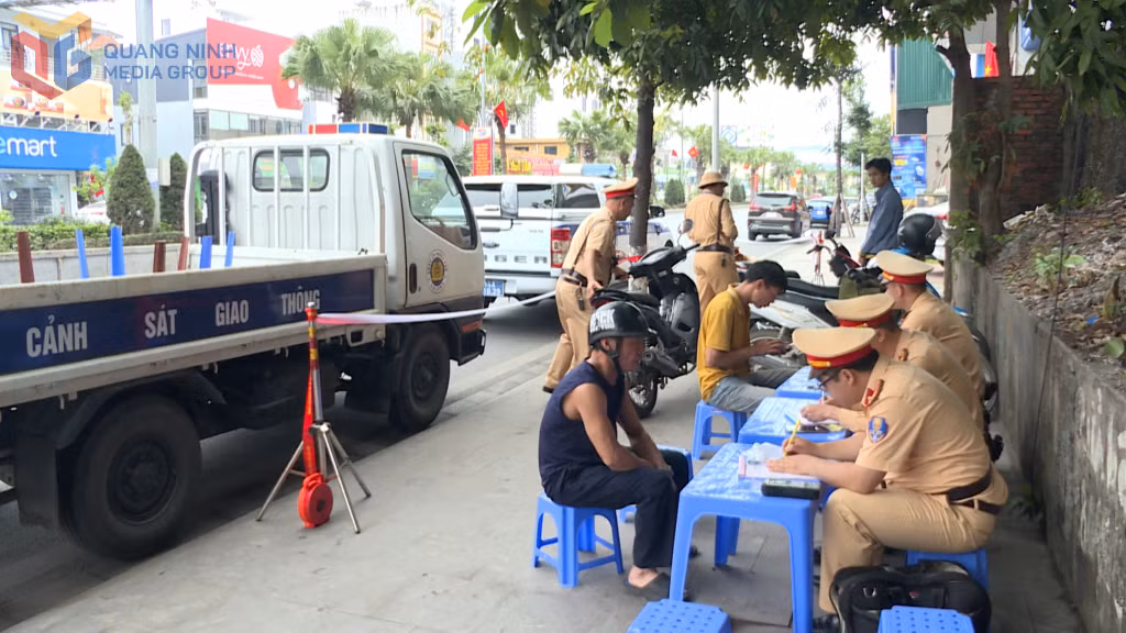 2 ngày đầu thực hiện cao điểm, trên tuyến đường bộ, Phòng CSGT đã phát hiện xử lý 688 trường hợp vi phạm TTATGT, tạm giữ 226 phương tiện, trừ điểm 129 GPLX.