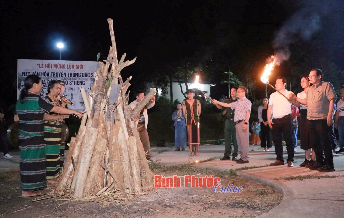 Du khách tham gia các hoạt động tại Lễ hội mừng lúa mới của đồng bào S'tiêng - Ảnh: Như Nam