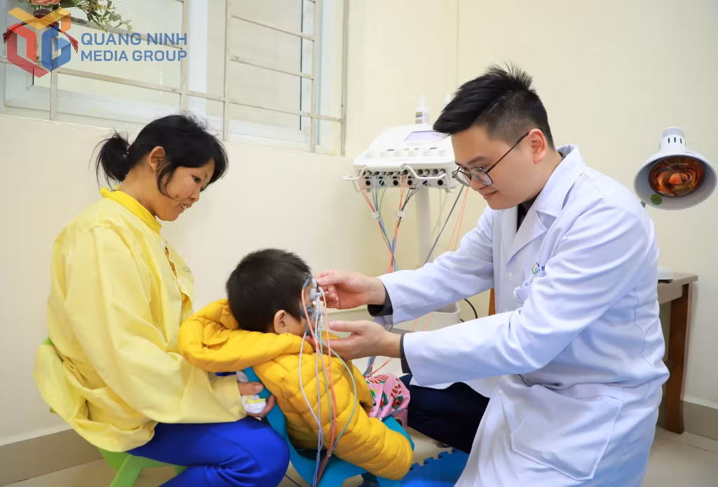 Nhân viên y tế Đơn nguyên Tâm bệnh - Phục hồi chức năng (Bệnh viện Sản Nhi Quảng Ninh) sử dụng thiết bị hiện đại giúp theo dõi các chức năng của trẻ. Ảnh: Fanpage Bệnh viện Sản Nhi Quảng Ninh