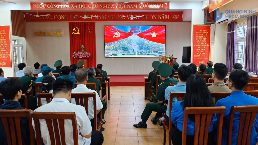 Cán bộ, đảng viên, nhân dân phường Cao Xanh theo dõi lễ kỷ niệm qua truyền hình trực tuyến.