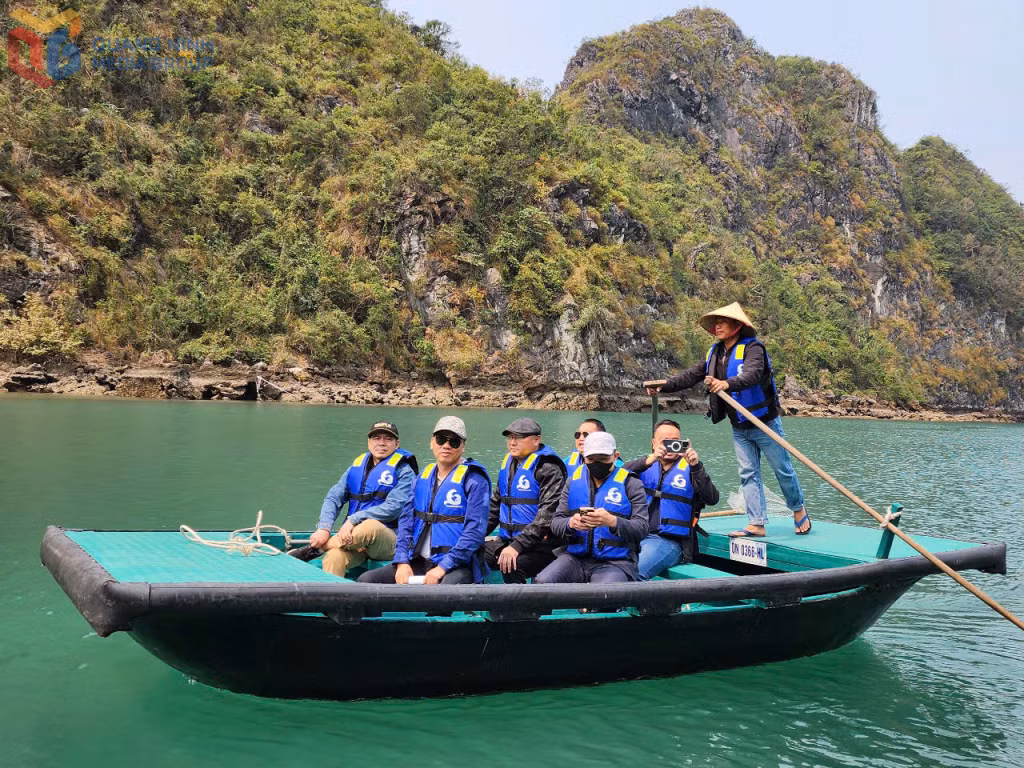 Đoàn khảo sát trải nghiệm chèo đò tại khu vực Cửa Vạn.