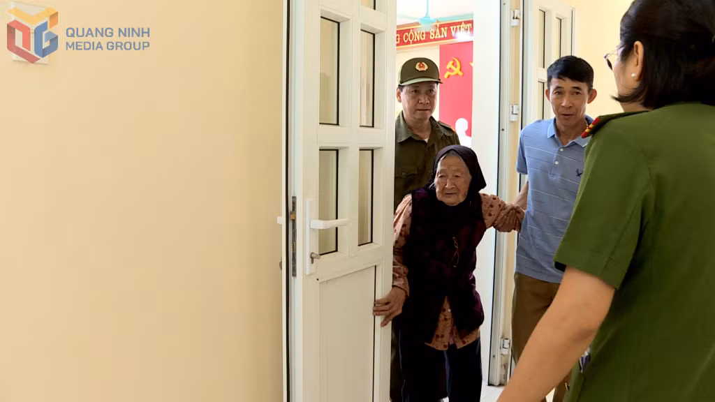 Đi lại khó khăn, nhưng Mẹ liệt sĩ Vũ Thị Sót ở phường Cộng Hòa, TX Quảng Yên vẫn kiến quyết tới tận Công an phường để lấy mẫu ADN với hy vọng sớm tìm được phần mô người con trai đã hy sinh trong chiến tranh chống Mỹ.