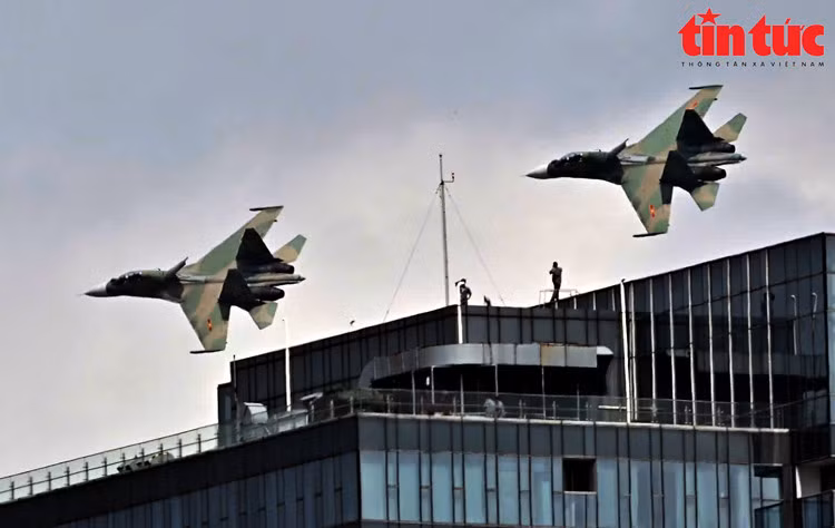 Biên đội Su-30MK2 bay lượn trên bầu trời TP Hồ Chí Minh. Những tiếng động cơ phản lực gầm vang, tạo nên âm thanh đặc trưng đầy uy lực.