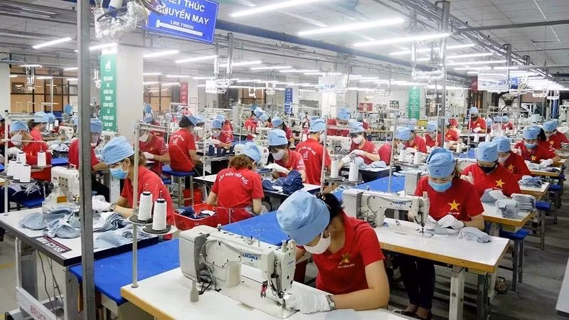 Sản xuất hàng dệt may xuất khẩu tại Tổng công ty May 10. (Ảnh: QUỲNH CHI)