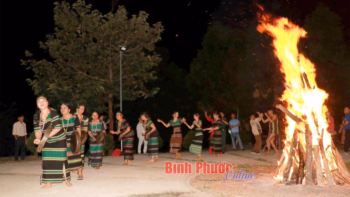 Đồng bào S'tiêng đánh cồng chiêng tại Lễ hội mừng lúa mới - Ảnh: Như Nam