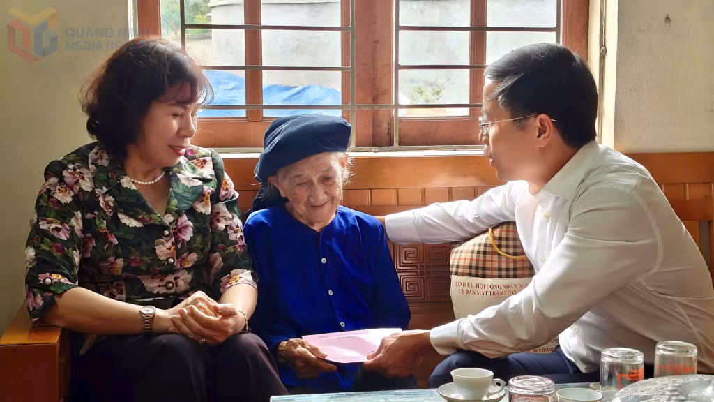 Đồng chí Phạm Đức Ấn, Chủ tịch UBND tỉnh ân cần thăm hỏi, động viên và tặng quà tri ân Mẹ Việt Nam Anh hùng Hoàng Thị Nghi.