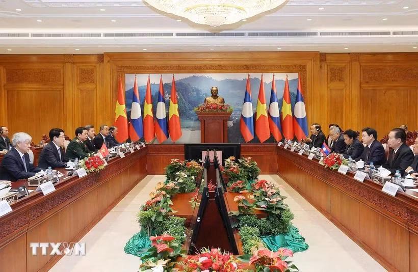 Chủ tịch nước Lương Cường hội kiến Chủ tịch Quốc hội Lào Saysomphone Phomvihane. (Ảnh: Lâm Khánh/TTXVN)