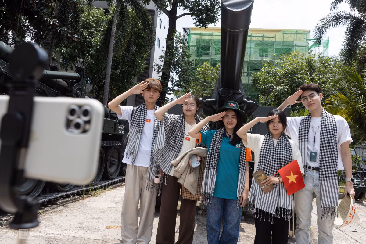 Ngoài du khách quốc tế, bảo tàng là nơi nhiều sinh viên tới tham quan thực tế cho môn học. Lê Minh Tiến, sinh năm 2005 (ngoài cùng - trái), cho biết cùng cả nhóm đến bảo tàng thực hiện buổi ngoại khoá của môn Lịch sử Đảng.