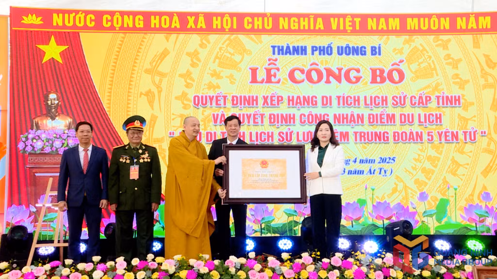 Lãnh đạo UBND tỉnh trao Quyết định xếp hạng Di tích lịch sử cấp tỉnh “Khu di tích lịch sử lưu niệm Trung đoàn 5 Yên Tử”.