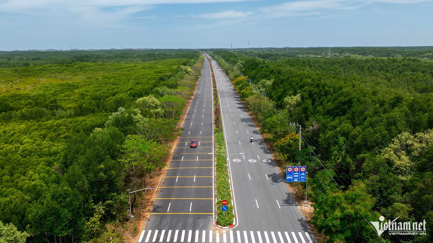 Đường Rừng Sác dài 36,5km và rộng 30m, quy mô 6 làn xe, thuận tiện cho việc di chuyển từ trung tâm TPHCM đến các địa điểm du lịch tại huyện Cần Giờ.